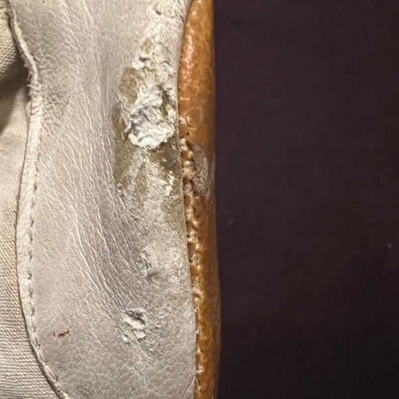 Vintage pair of baby shoes. 4 buttons and details along top of the shoe - Picture 5 of 12